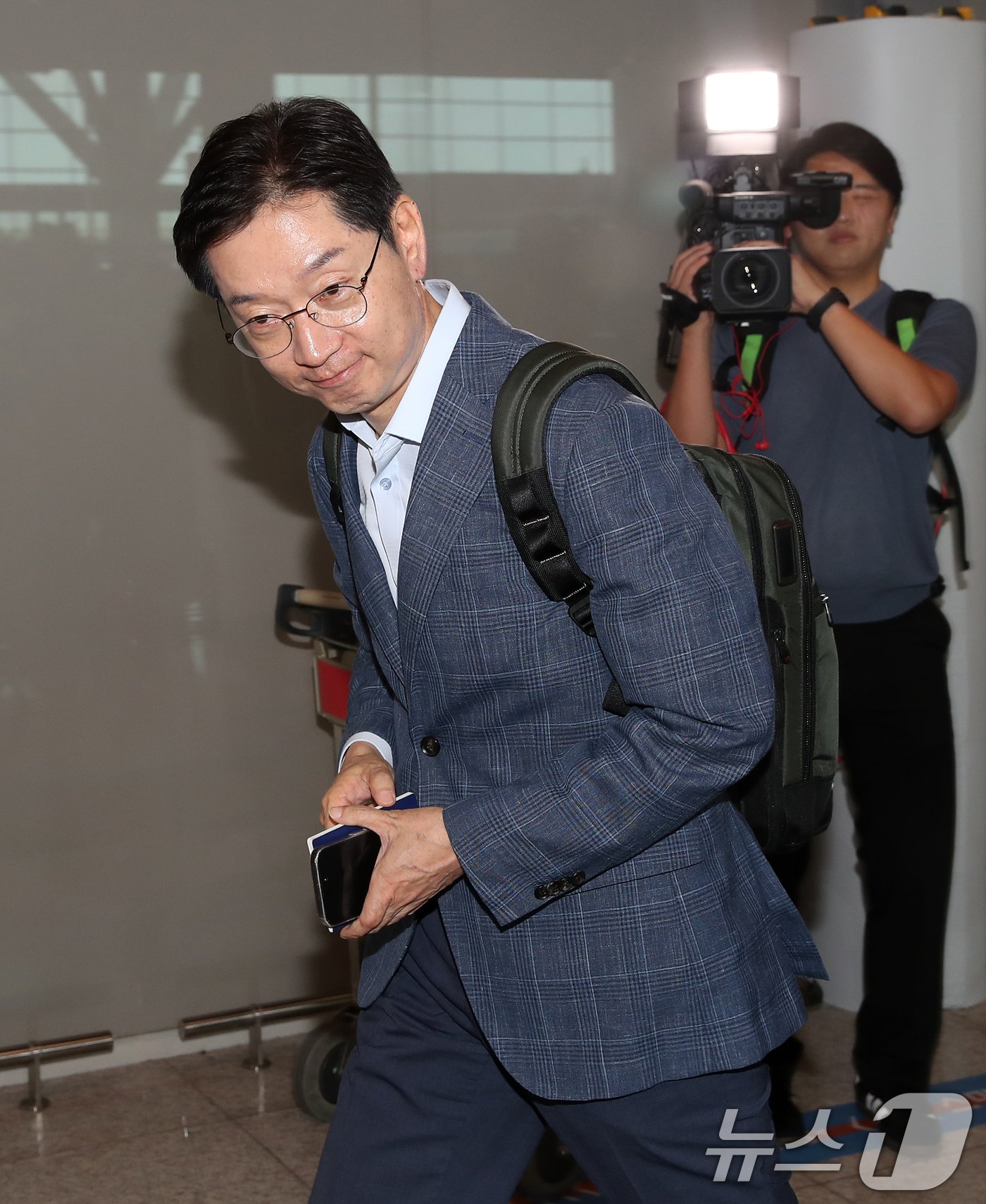 본문 이미지 - 김경수 전 경남도지사가 14일 오전 인천국제공항 2터미널에서 런던으로 출국하며 지인들에게 작별 인사를 하고 있다.  2024.6.14/뉴스1 ⓒ News1 오대일 기자
