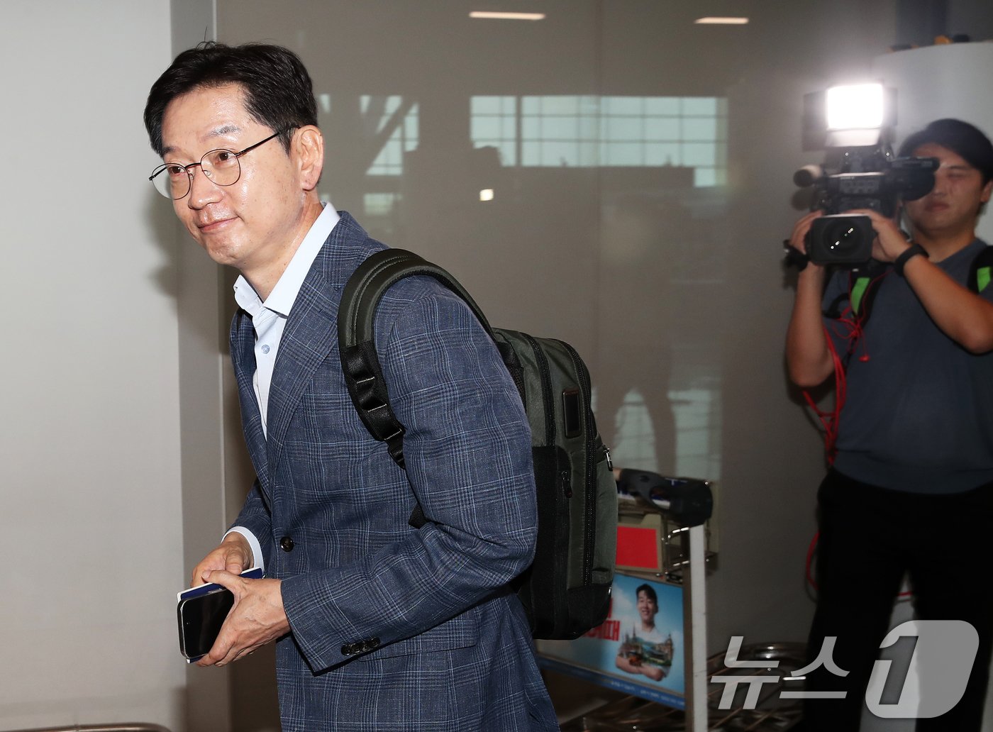 김경수 전 경남도지사가 14일 오전 인천국제공항 2터미널에서 런던으로 출국하며 지인들에게 작별 인사를 하고 있다.  2024.6.14/뉴스1 ⓒ News1 오대일 기자