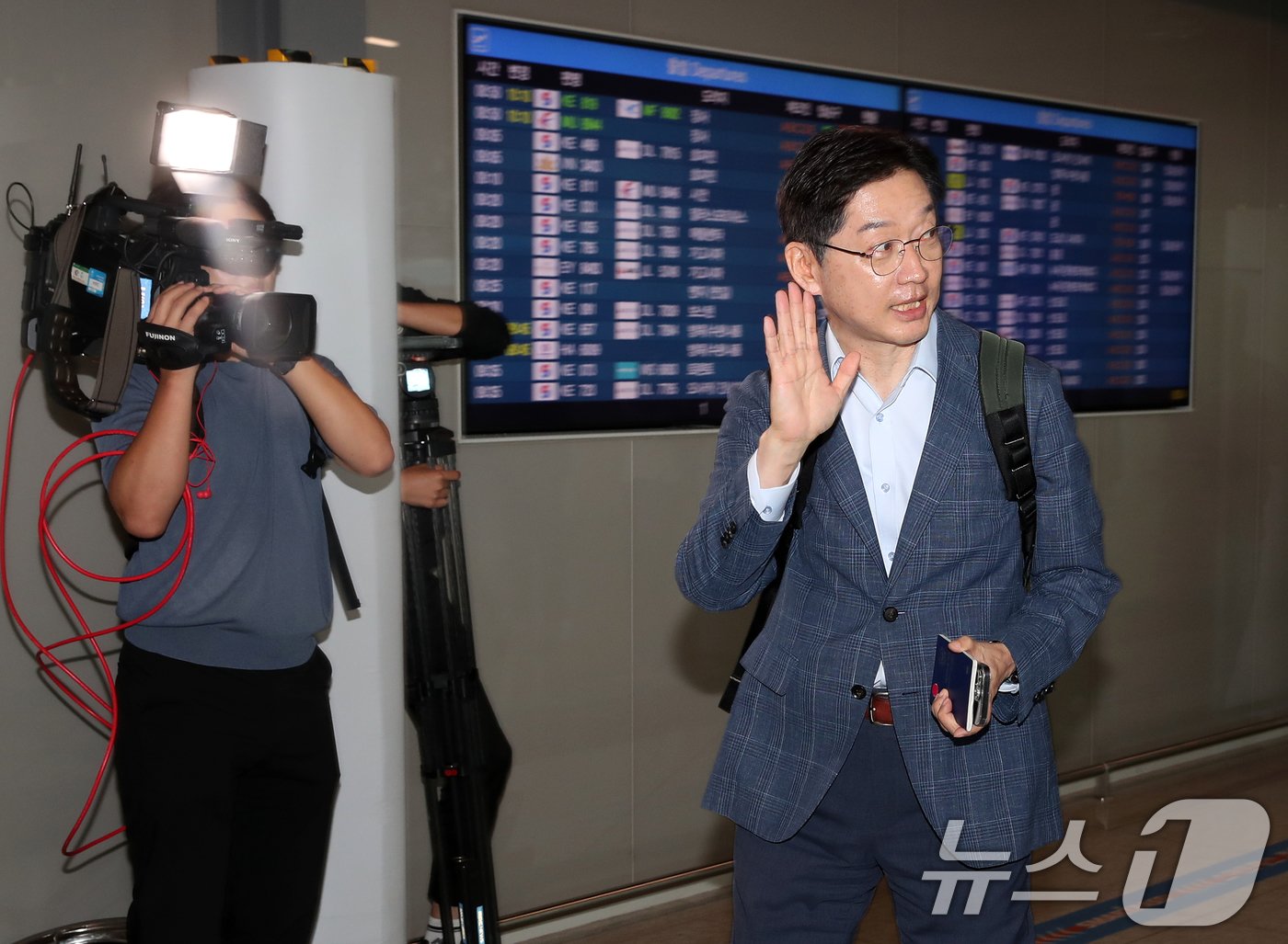 김경수 전 경남도지사가 지난 6월 14일 오전 인천국제공항 2터미널에서 런던으로 출국하며 지인들에게 작별 인사를 하고 있다. 고 노무현 전 대통령 15주기 추도식에 참석하기 위해 일시 귀국한 김 전 지사는 이날 출국 후 영국에서의 생활을 정리하고 독일 에버트재단 초청으로 베를린에서 6개월 정도 머무른 후 올해 연말 귀국할 예정이다. 2024.6.14/뉴스1 ⓒ News1 오대일 기자