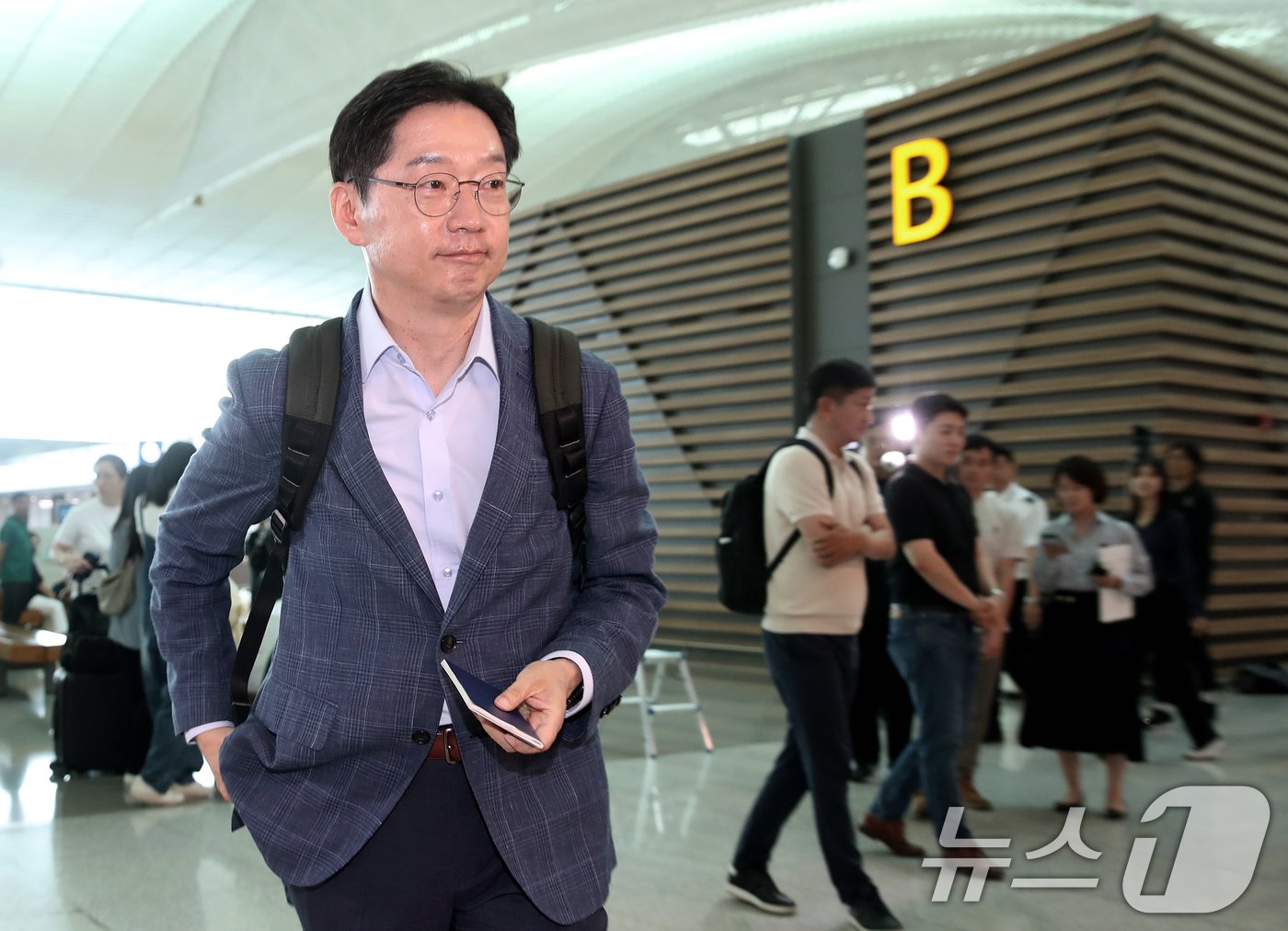 본문 이미지 - 김경수 전 경남도지사가 14일 오전 인천국제공항 2터미널에서 런던으로 출국하고 있다.  2024.6.14/뉴스1 ⓒ News1 오대일 기자