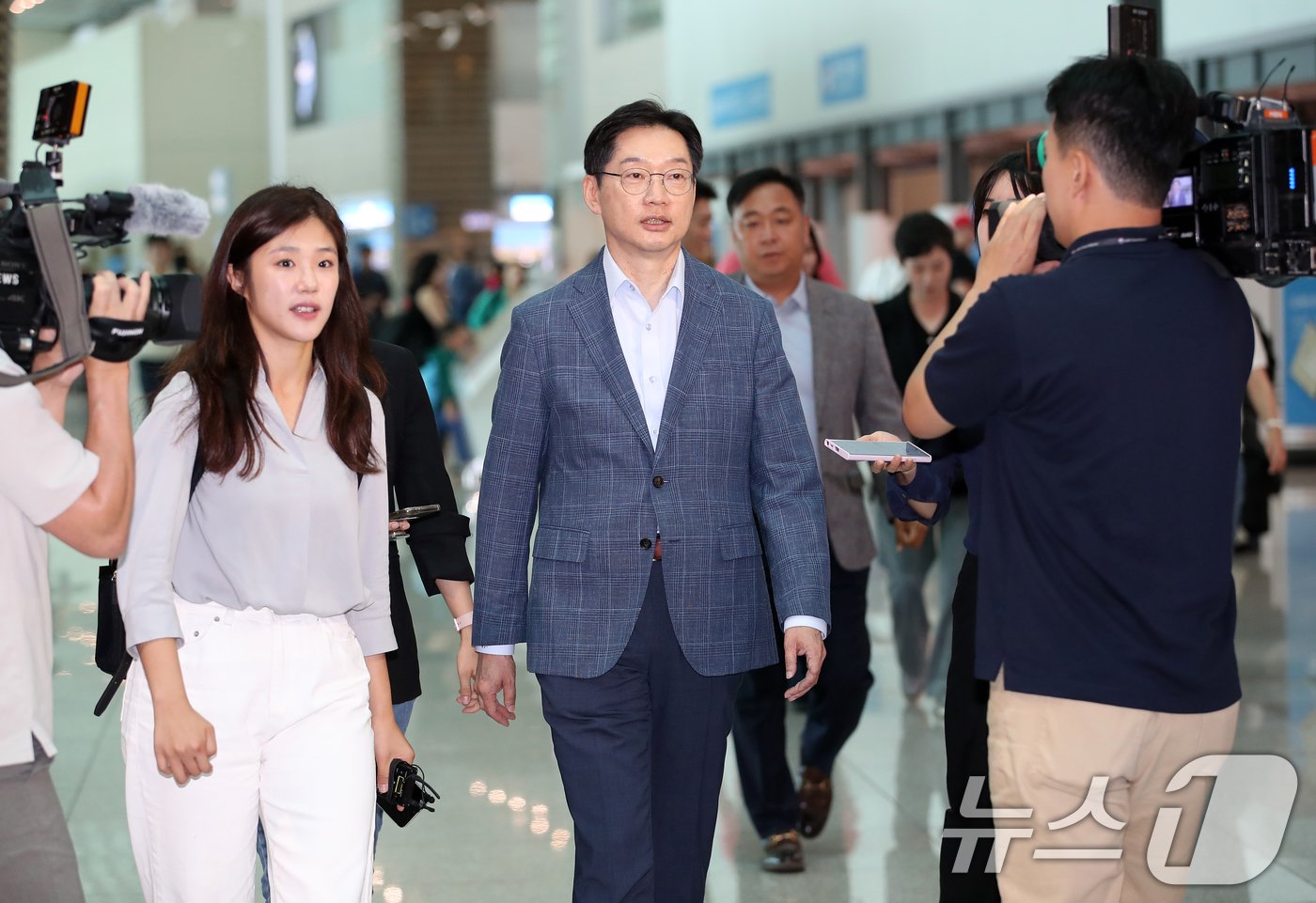 본문 이미지 - 김경수 전 경남도지사가 14일 오전 인천국제공항 2터미널에서 런던으로 출국하고 있다. 2024.6.14/뉴스1 ⓒ News1 오대일 기자