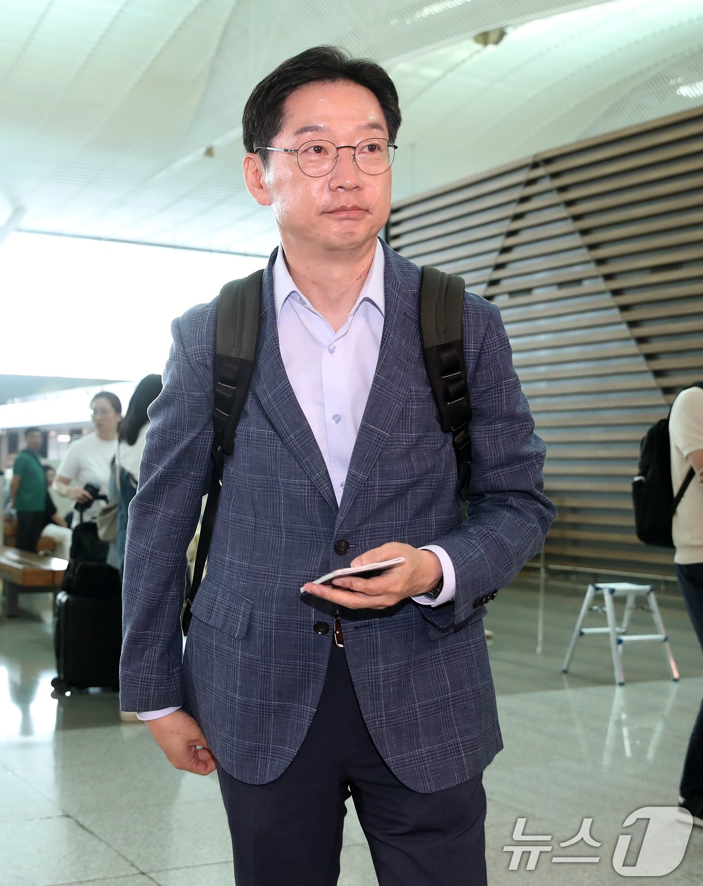 본문 이미지 - 김경수 전 경남도지사가 14일 오전 인천국제공항 2터미널에서 런던으로 출국하고 있다.  2024.6.14/뉴스1 ⓒ News1 오대일 기자