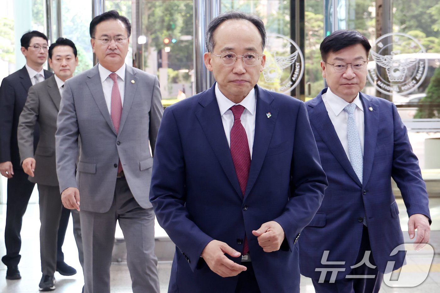 본문 이미지 - 추경호 국민의힘 원내대표를 비롯한 의원들이 14일 오전 서울 서대문구 경찰청에 방문해 해병대 채상병 사망 사건의 조속한 수사를 촉구하기 위해 경찰청장과의 면담 자리로 향하고 있다. 2024.6.14/뉴스1 ⓒ News1 민경석 기자