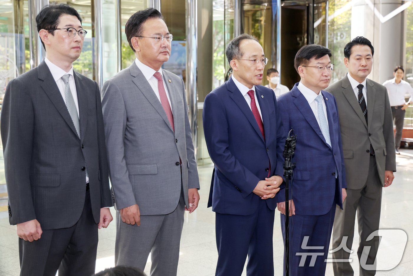 본문 이미지 - 추경호 국민의힘 원내대표를 비롯한 의원들이 14일 오전 서울 서대문구 경찰청을 방문해 윤희근 경찰청장과의 면담을 앞두고 해병대 채상병 사망 사건의 조속한 수사를 촉구하고 있다. 2024.6.14/뉴스1 ⓒ News1 민경석 기자