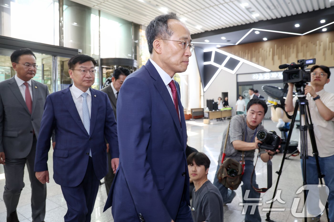 본문 이미지 - 추경호 국민의힘 원내대표를 비롯한 의원들이 14일 오전 서울 서대문구 경찰청에을 방문해 해병대 채상병 사망 사건의 조속한 수사를 촉구하기 위해 경찰청장과의 면담 자리로 향하고 있다. 2024.6.14/뉴스1 ⓒ News1 민경석 기자