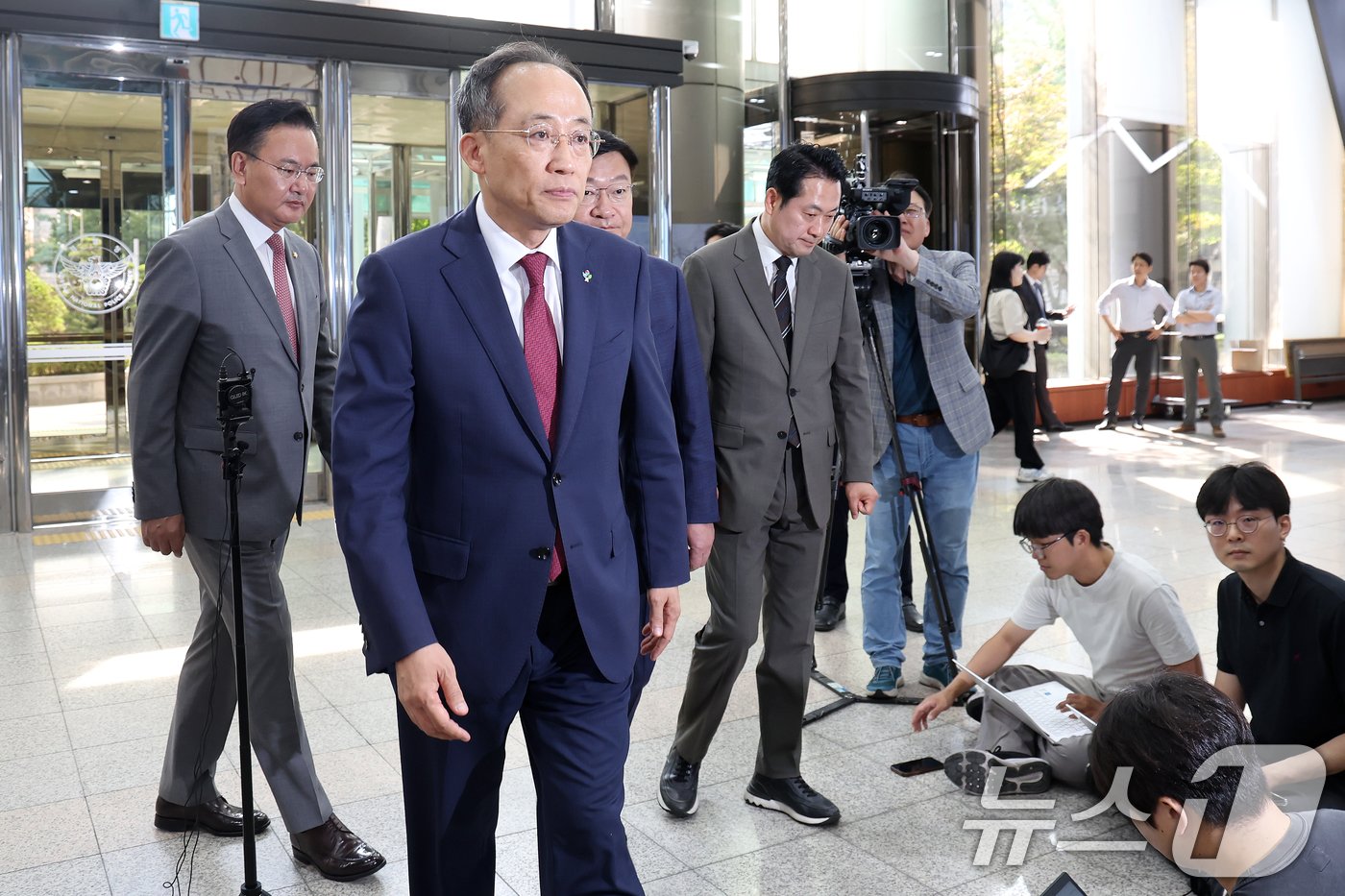 본문 이미지 - 추경호 국민의힘 원내대표를 비롯한 의원들이 14일 오전 서울 서대문구 경찰청에을 방문해 해병대 채상병 사망 사건의 조속한 수사를 촉구하기 위해 경찰청장과의 면담 자리로 향하고 있다. 2024.6.14/뉴스1 ⓒ News1 민경석 기자