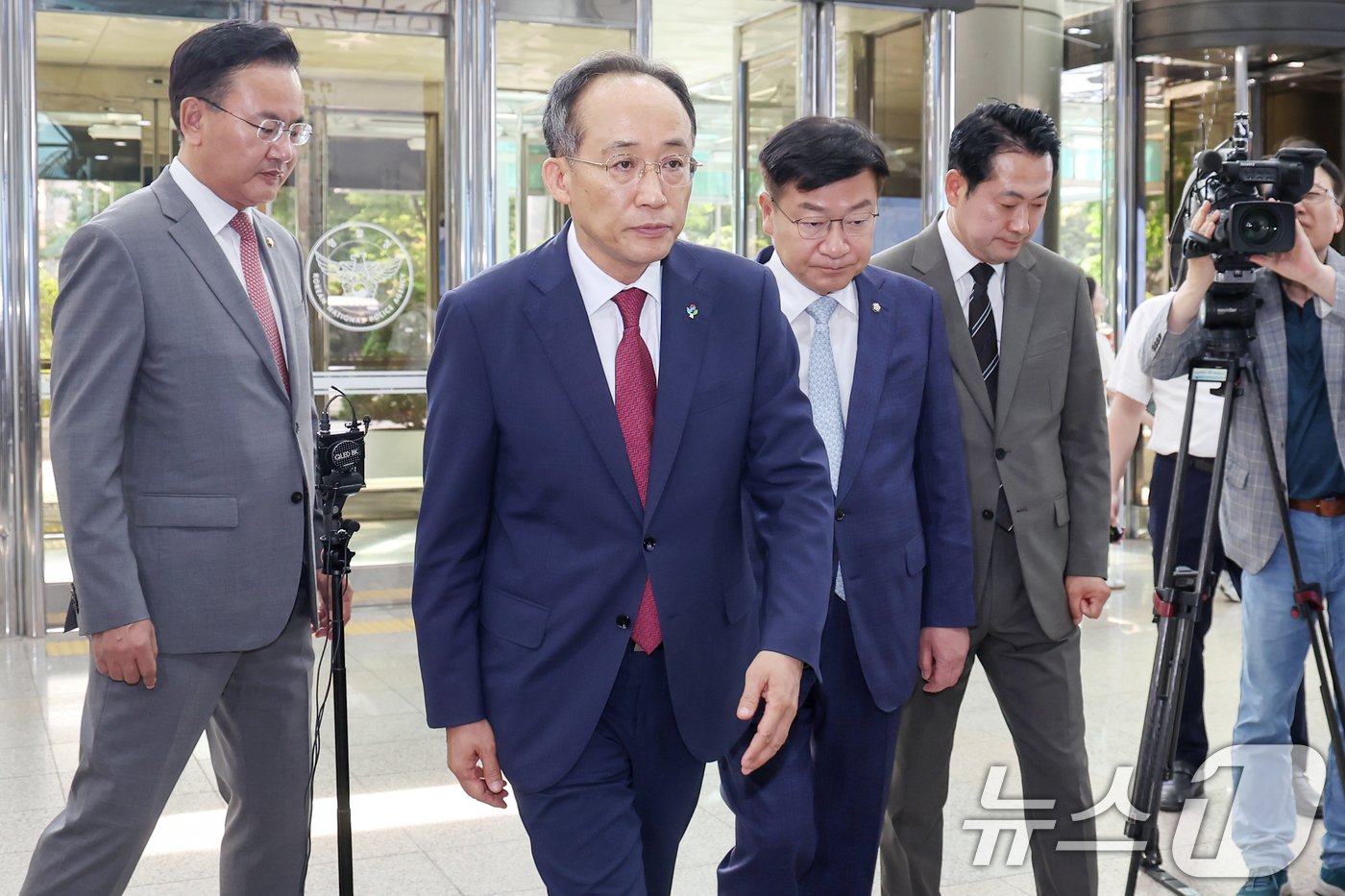 본문 이미지 - 추경호 국민의힘 원내대표를 비롯한 의원들이 14일 오전 서울 서대문구 경찰청을 방문해 해병대 채상병 사망 사건의 조속한 수사를 촉구하기 위해 경찰청장과의 면담 자리로 향하고 있다. 2024.6.14/뉴스1 ⓒ News1 민경석 기자