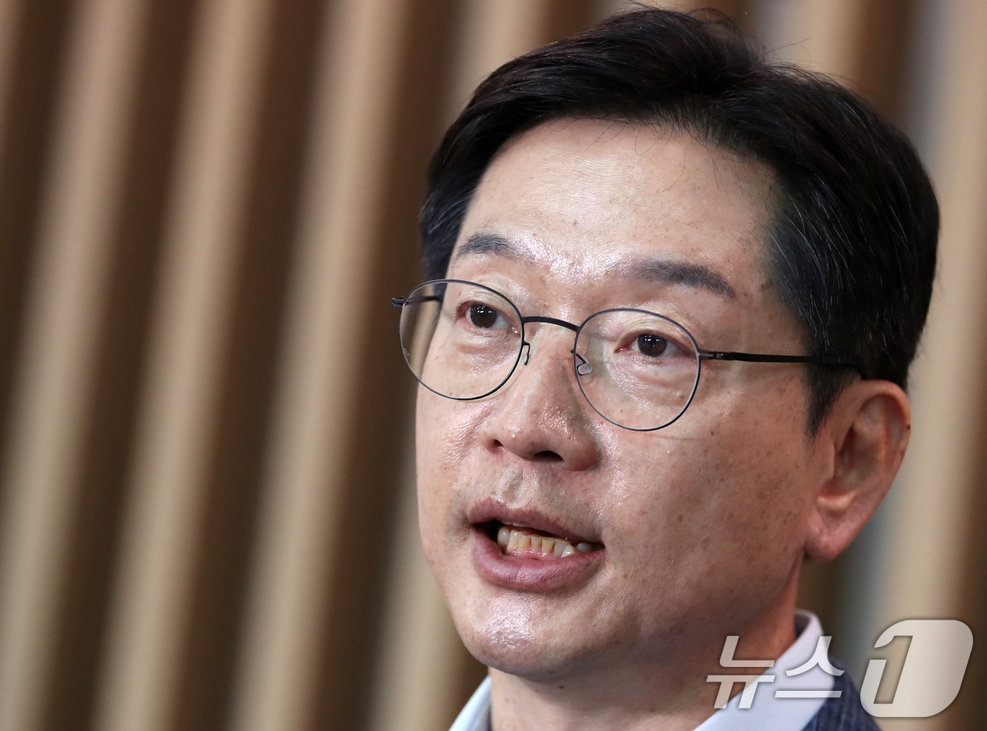 본문 이미지 - 김경수 전 경남도지사가 14일 오전 인천국제공항 2터미널에서 런던으로 출국하기에 앞서 취재진과 인터뷰를 하고 있다. 고 노무현 전 대통령 15주기 추도식에 참석하기 위해 일시 귀국한 김 전 지사는 이날 출국 후 영국에서의 생활을 정리하고 독일 에버트재단 초청으로 베를린에서 6개월 정도 머무른 후 올해 연말 귀국할 예정이다. 2024.6.14/뉴스1 ⓒ News1 오대일 기자