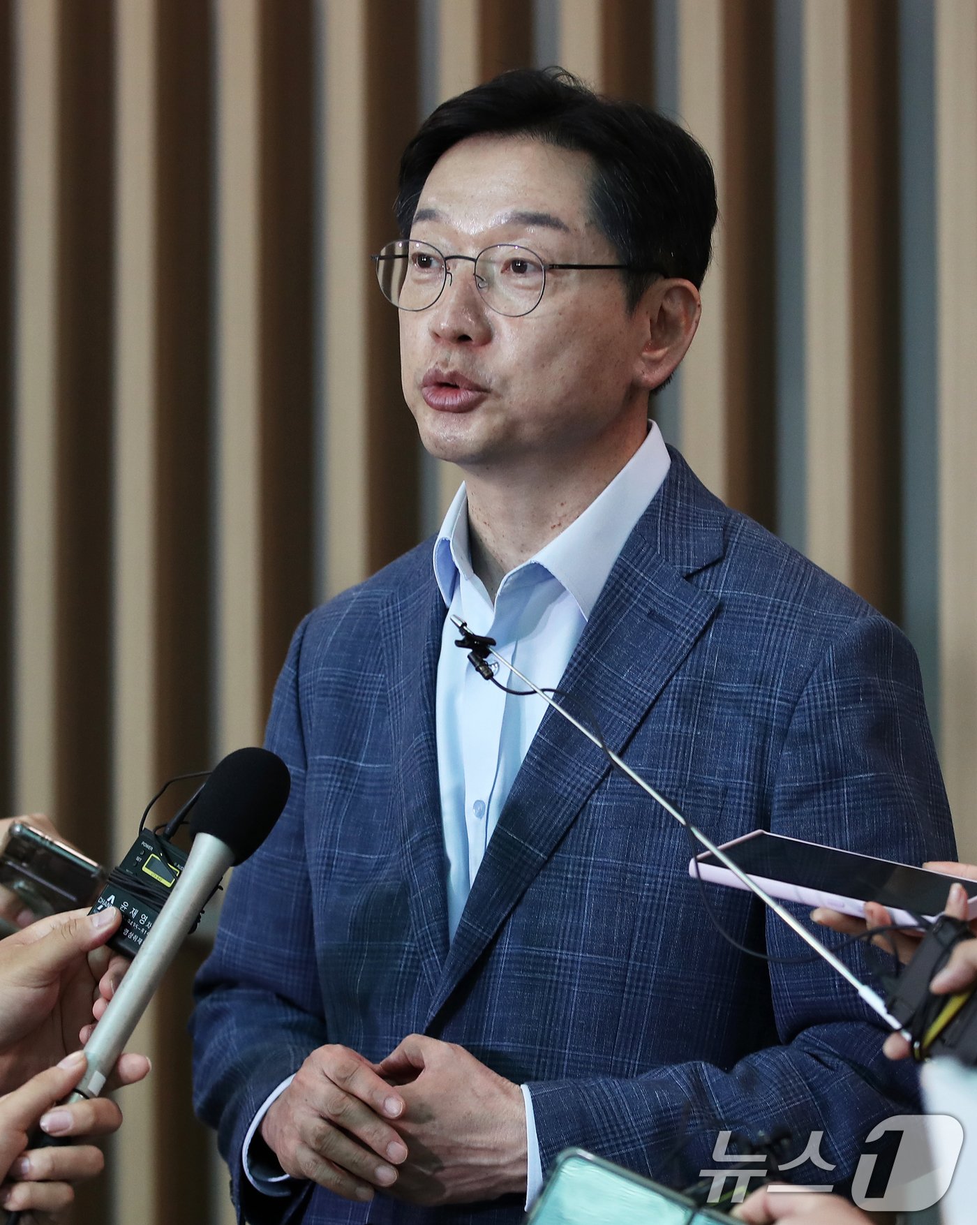 본문 이미지 - 김경수 전 경남도지사가 14일 오전 인천국제공항 2터미널에서 런던으로 출국하기에 앞서 취재진과 인터뷰를 하고 있다. 2024.6.14/뉴스1 ⓒ News1 오대일 기자