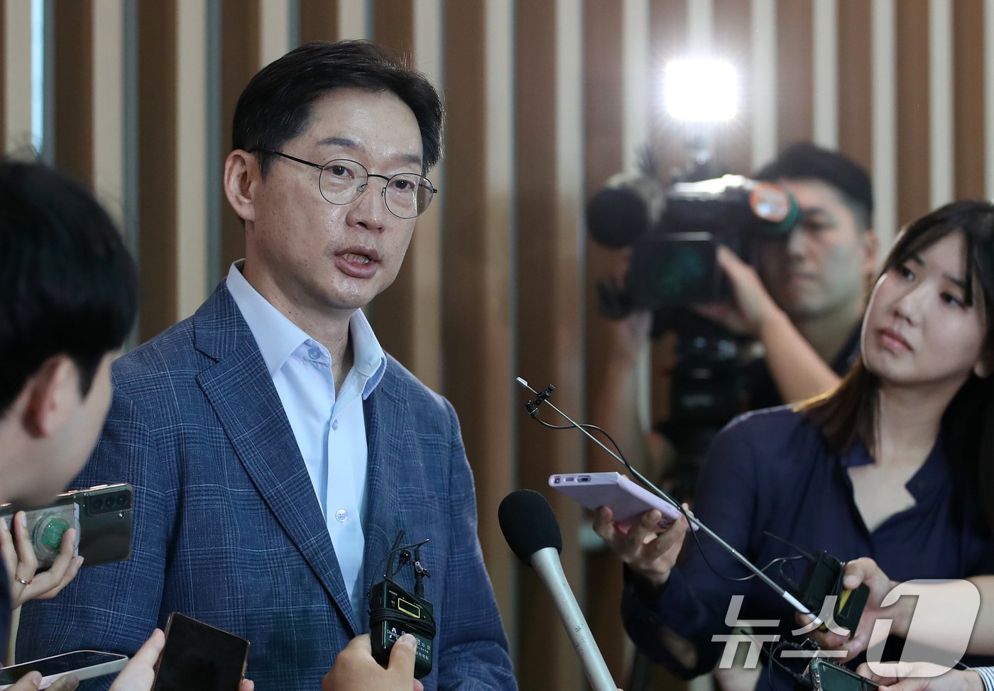 본문 이미지 - 김경수 전 경남도지사가 14일 오전 인천국제공항 2터미널에서 런던으로 출국하기에 앞서 취재진과 인터뷰를 하고 있다.  2024.6.14/뉴스1 ⓒ News1 오대일 기자
