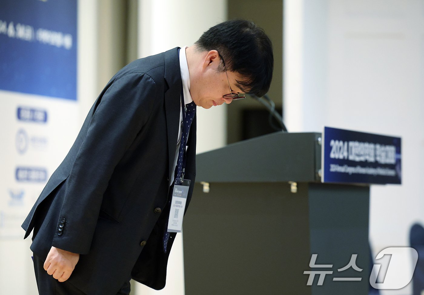 임현택 대한의사협회장이 14일 오전 서울 서초구 양재동 더케이호텔에서 &#39;소통과 공감, 그리고 한마음으로&#39; 를 주제로 열린 2024 대한의학회 학술대회에 참석해 축사를 위해 단상에 올라 고개 숙여 인사하고 있다. 2024.6.14/뉴스1 ⓒ News1 박정호 기자