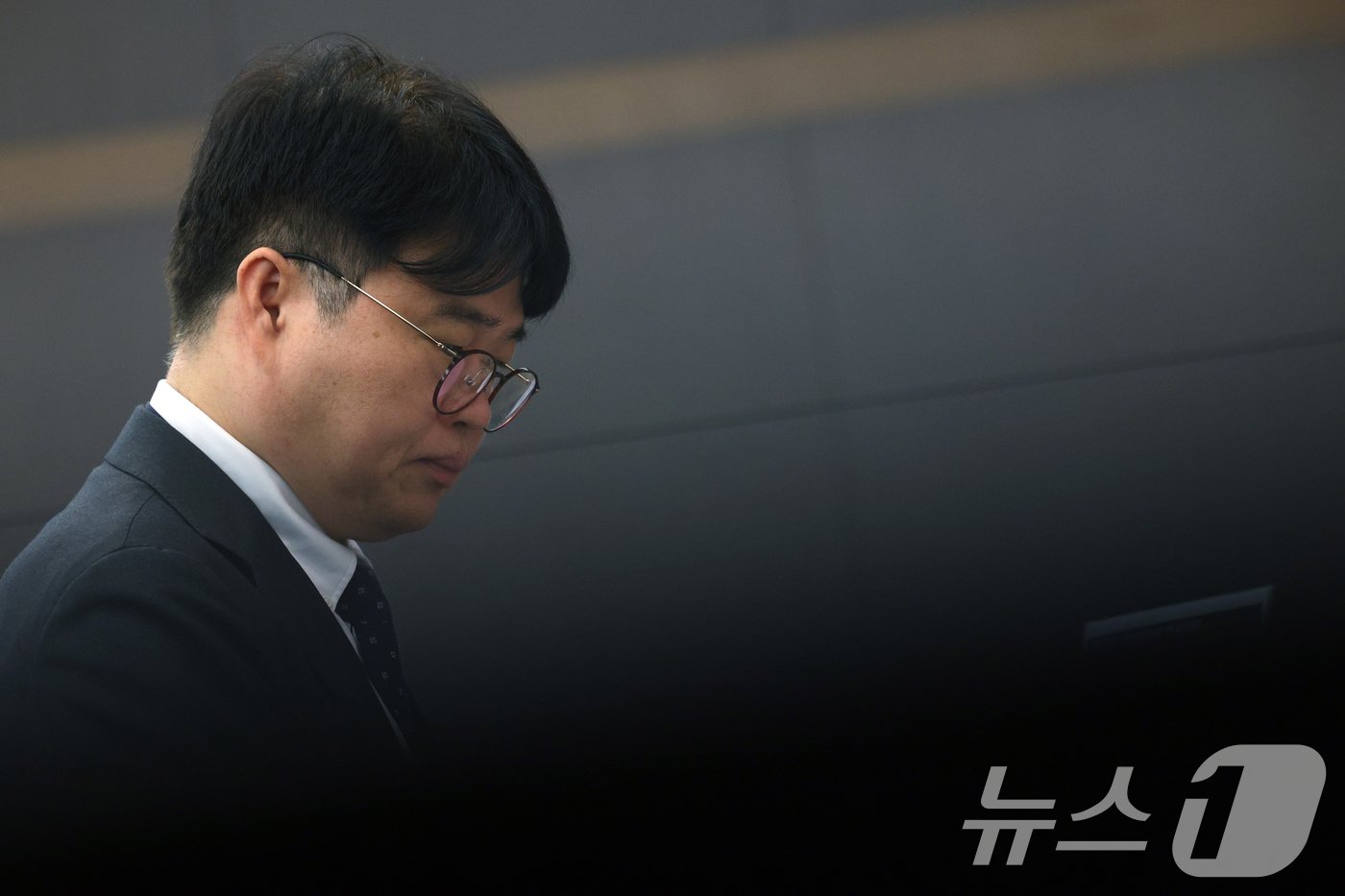 본문 이미지 - 임현택 대한의사협회장이 14일 오전 서울 서초구 양재동 더케이호텔에서 '소통과 공감, 그리고 한마음으로' 를 주제로 열린 2024 대한의학회 학술대회에 참석해 생각에 잠겨 있다. 2024.6.14/뉴스1 ⓒ News1 박정호 기자