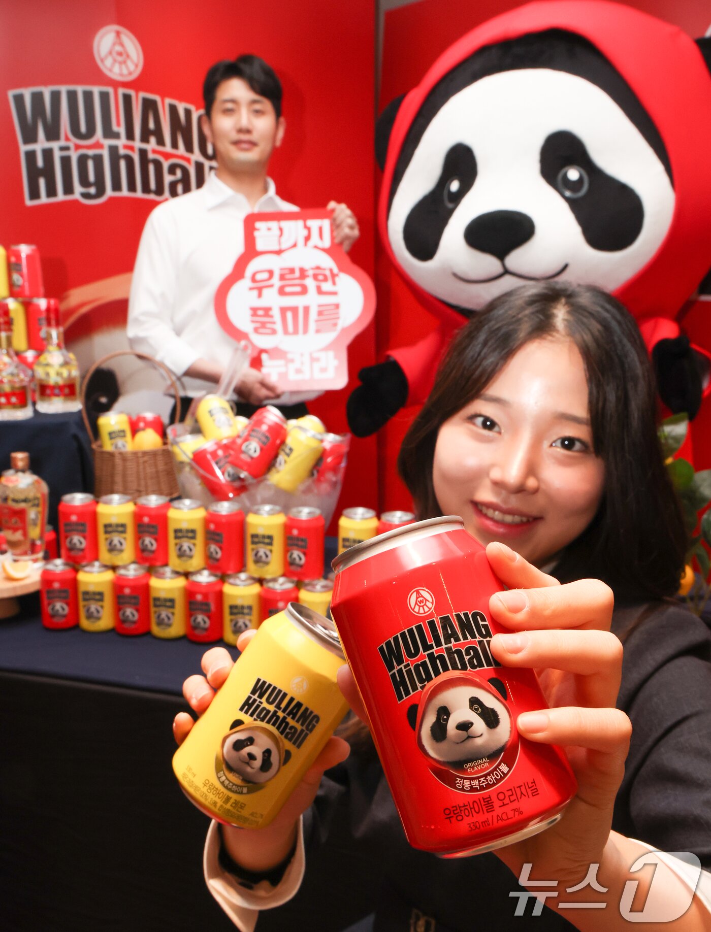 본문 이미지 - 14일 서울 중구 더 플라자 호텔에서 우량예그룹 모델들이 '우량하이볼'을 선보이고 있다. 우량하이볼은 하이볼에 대한 선호도가 상승 중인 국내 시장을 대상으로 처음 출시되는 제품이며, 중국 백주 특유의 풍미를 느낄 수 있는 오리지널과 누구나 쉽게 즐길 수 있는 상큼한 과일 맛이 느껴지는 레몬 2종으로 출시된다. 2024.6.14/뉴스1 ⓒ News1 허경 기자