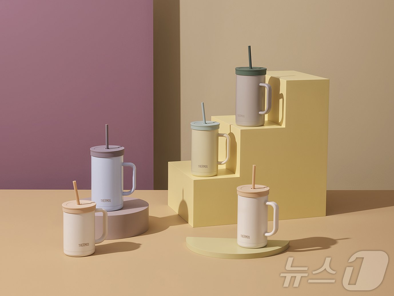 본문 이미지 - 써모스 더 콤팩트 스트로 컵앤텀블러 연출 이미지 (써모스 제공)