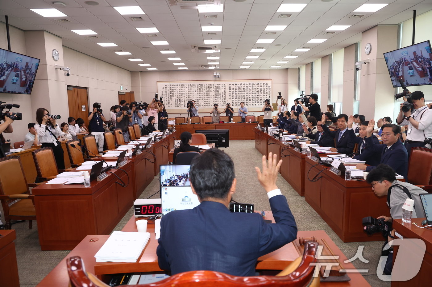 14일 오전 서울 여의도 국회에서 열린 법제사법위원회 전체회의에서 더불어민주당 측 위원들이 채상병 특검법 심사 소위 구성의 건에 찬성하고 있다. 2024.6.14/뉴스1 ⓒ News1 김민지 기자