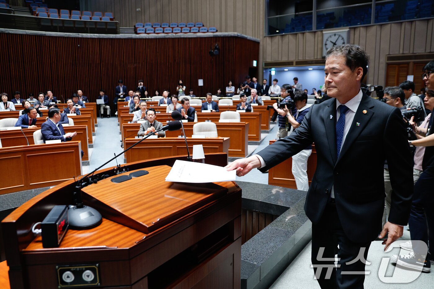 본문 이미지 - 김영호 통일부 장관이 지난해 6월 14일 국회에서 열린 &#39;의회정치 원상복구 의원총회&#39;에 참석해 업무보고를 하기 위해 발언대에 오르고 있다 . 2024.6.14/뉴스1 ⓒ News1 안은나 기자