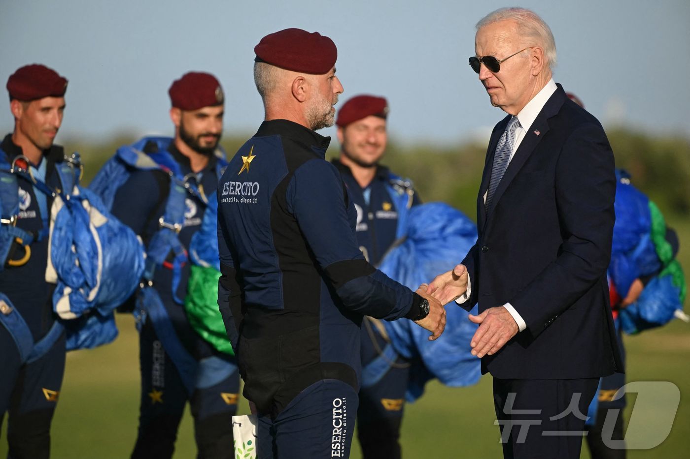 본문 이미지 - 조 바이든 미국 대통령이 13일 (현지시간) 이탈리아 사벨레트리의 골프 클럽에서 열린 스카이 다이빙 시범 행사를 마치고 공수부대원과 악수를 하고 있다. 2024.06.14 ⓒ AFP=뉴스1 ⓒ News1 우동명 기자