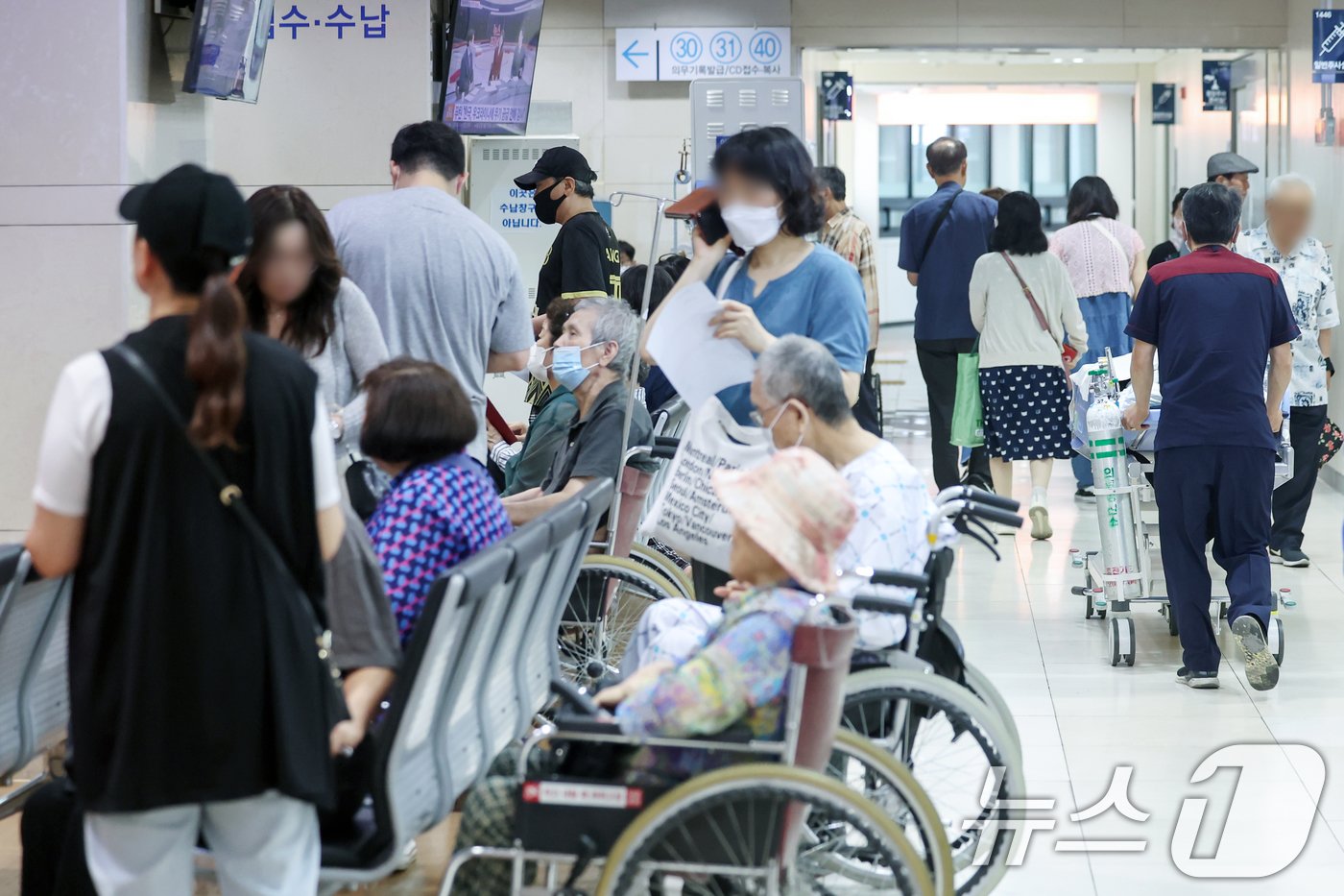 14일 서울의 한 병원 접수창구에서 환자와 보호자들이 대기하고 있다. 2024.6.14/뉴스1 ⓒ News1 민경석 기자