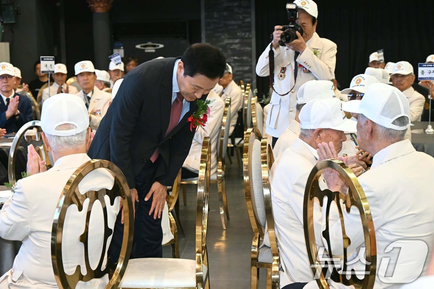 본문 이미지 - 오세훈 서울시장이 14일 오전 서울 마포구 케이터틀에서 열린 제74주년 6·25전쟁 참전유공자 위로연에서 참전유공자들과 인사를 나누고 있다. &#40;서울시 제공&#41; 2024.6.14/뉴스1