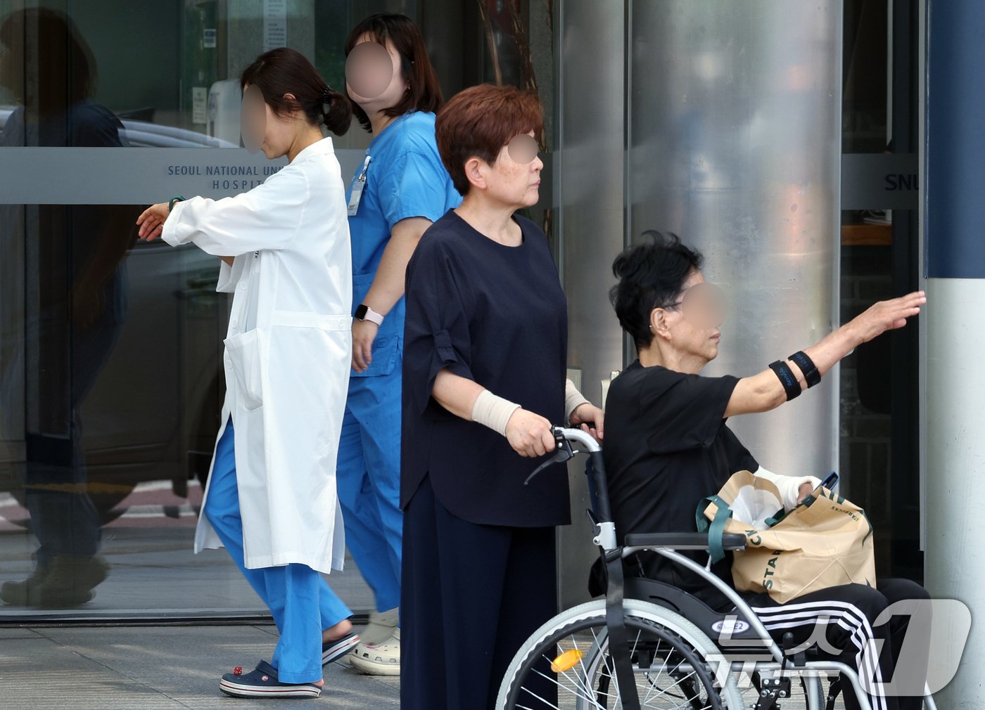본문 이미지 - 정부의 의대 정원 증원에 반발해 전국 수련병원에 사직서를 제출한 전공의를 비롯해 의료계의 집단행동이 이어지고 있는 14일 서울 시내 한 대학병원에서 의료진이 오가고 있다. 2024.6.14/뉴스1 ⓒ News1 박정호 기자