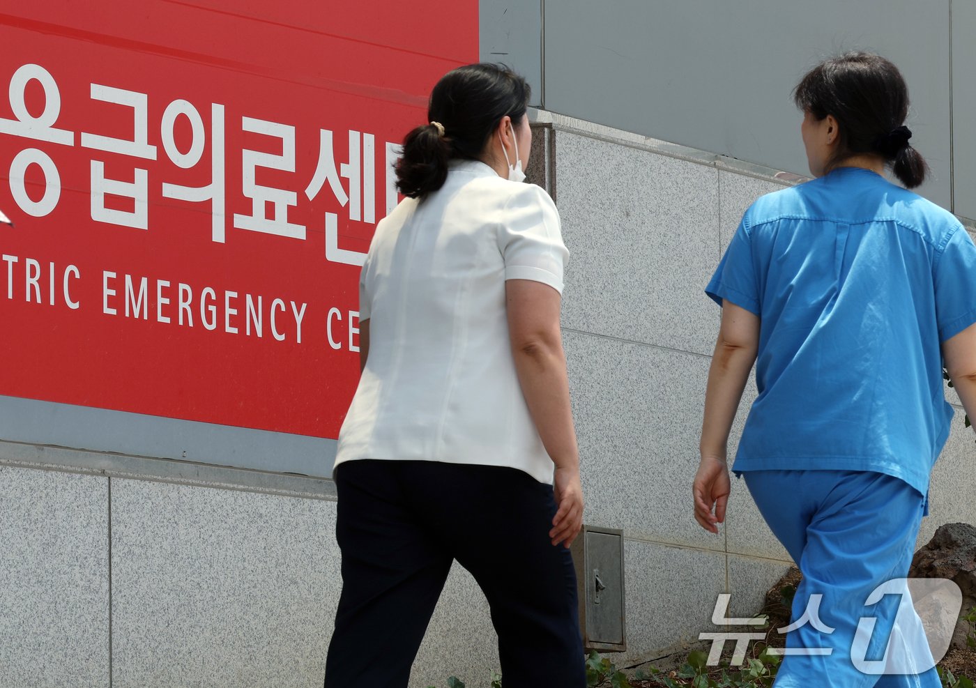 본문 이미지 - 정부의 의대 정원 증원에 반발해 전국 수련병원에 사직서를 제출한 전공의를 비롯해 의료계의 집단행동이 이어지고 있는 14일 서울 시내 한 대학병원에서 의료진이 오가고 있다. 2024.6.14/뉴스1 ⓒ News1 박정호 기자