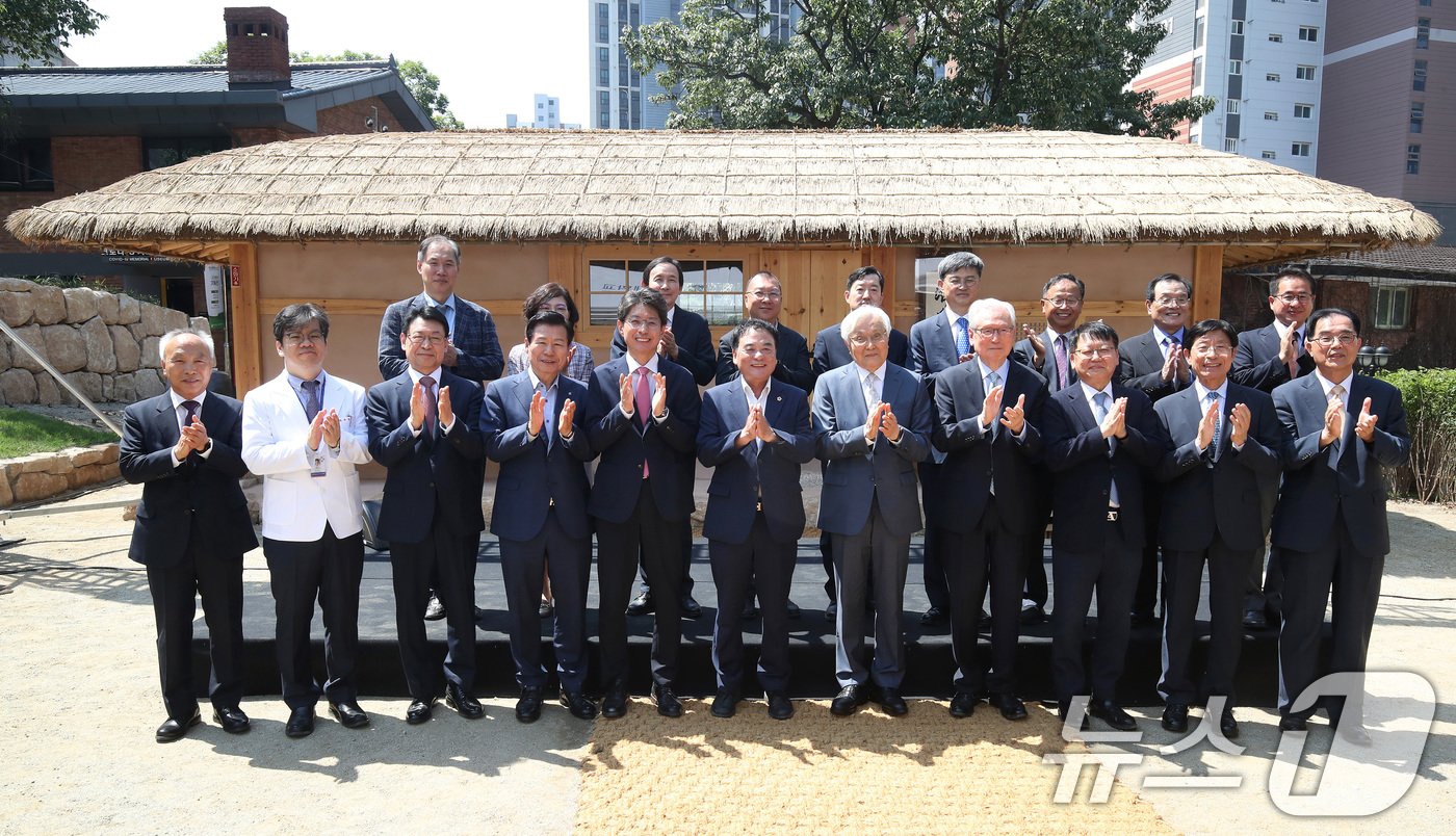 14일 대구 중구 계명대 대구동산병원에서 동산의료원 개원 125주년을 기념해 열린 &#39;초기 제중원 원형 재현 봉헌식&#39;에 참석한 내빈들이 기념촬영을 하고 있다. 2024.6.14/뉴스1 ⓒ News1 공정식 기자