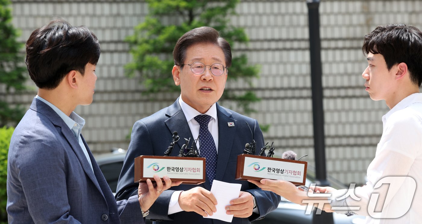 이재명 더불어민주당 대표가 14일 오후 서울 서초구 서울중앙지방법원에서 열린 공직선거법 위반 공판에 출석하며 입장발표를 하고 있다. 2024.6.14/뉴스1 ⓒ News1 김명섭 기자