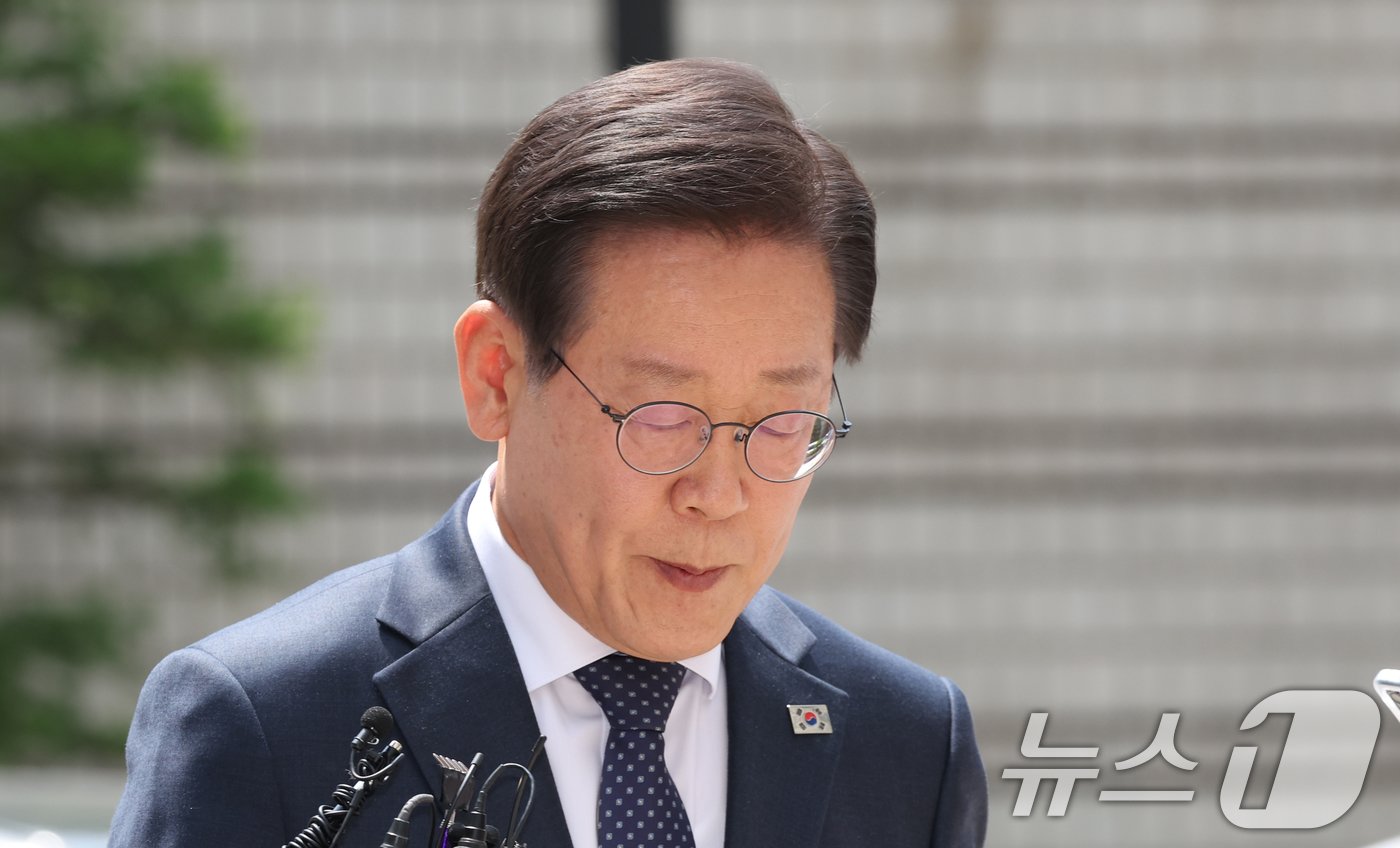 본문 이미지 - 이재명 더불어민주당 대표가 14일 오후 서울 서초구 서울중앙지방법원에서 열린 공직선거법 위반 공판에 출석하며 입장발표를 마치고 이동하고 있다. 2024.6.14/뉴스1 ⓒ News1 김명섭 기자