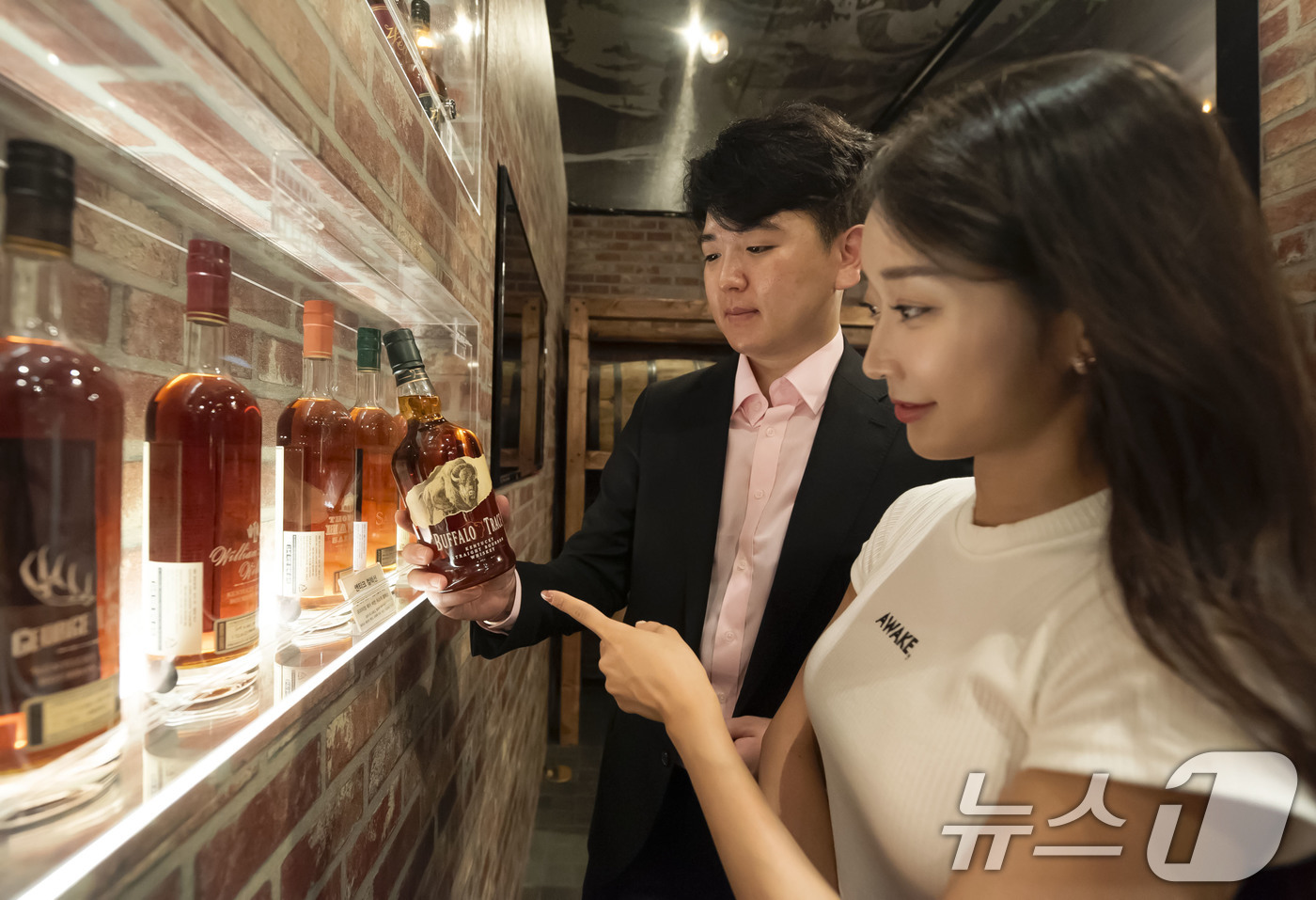 (서울=뉴스1) = 14일 서울 영등포구 더 현대 서울에서 열린 ‘버팔로 트레이스: The 버번 랜드마크’ 팝업스토어에서 모델들이 매장을 둘러보고 있다.팝업스토어는 오는 26일까지 …