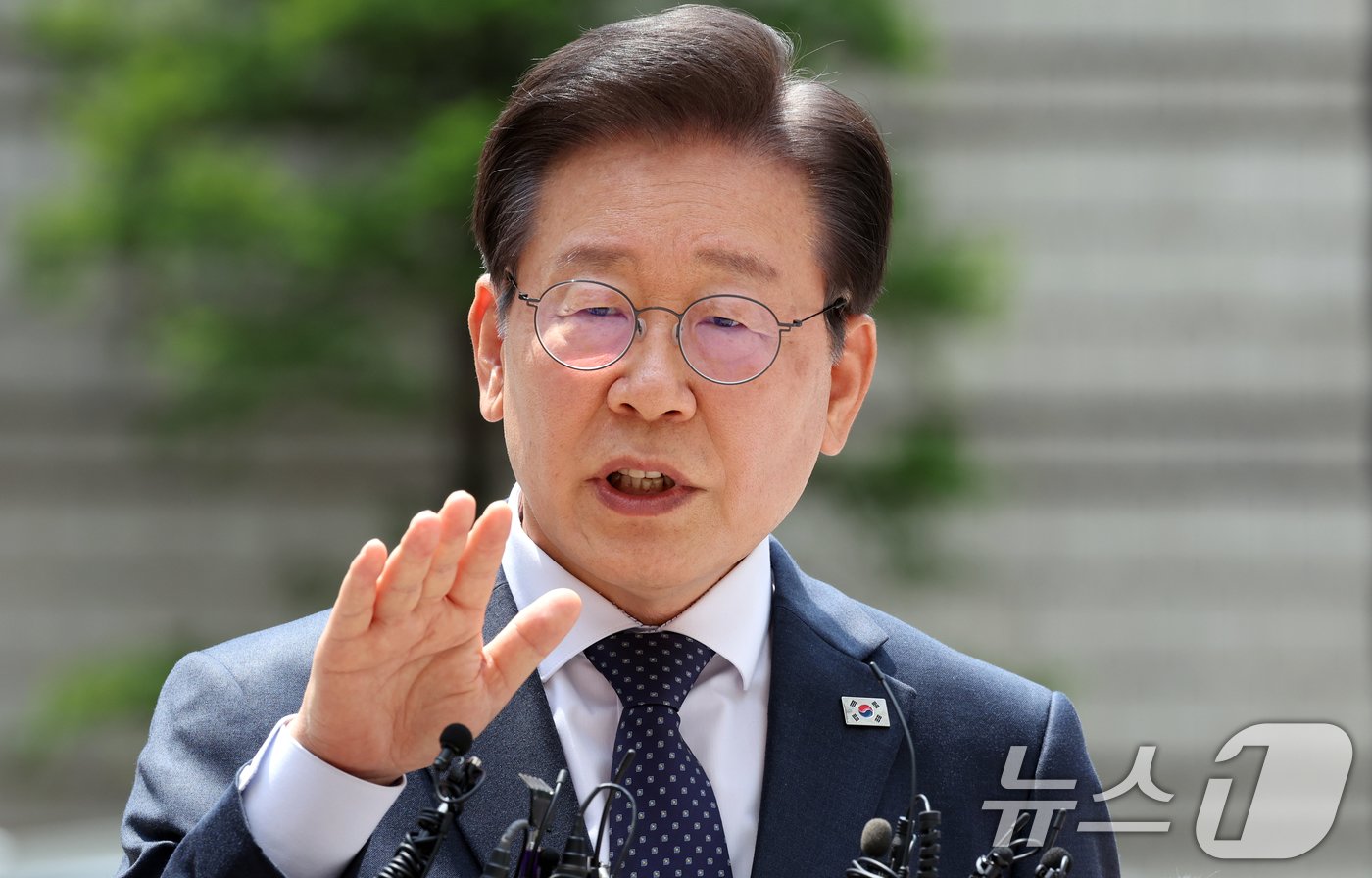본문 이미지 - 이재명 더불어민주당 대표가 14일 오후 서울 서초구 서울중앙지방법원에서 열린 공직선거법 위반 공판에 출석하며 입장발표를 하고 있다. 2024.6.14/뉴스1 ⓒ News1 김명섭 기자