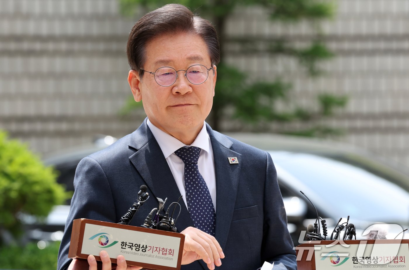 본문 이미지 - 이재명 더불어민주당 대표가 14일 오후 서울 서초구 서울중앙지방법원에서 열린 공직선거법 위반 공판에 출석하며 입장발표를 하고 있다. 2024.6.14/뉴스1 ⓒ News1 김명섭 기자