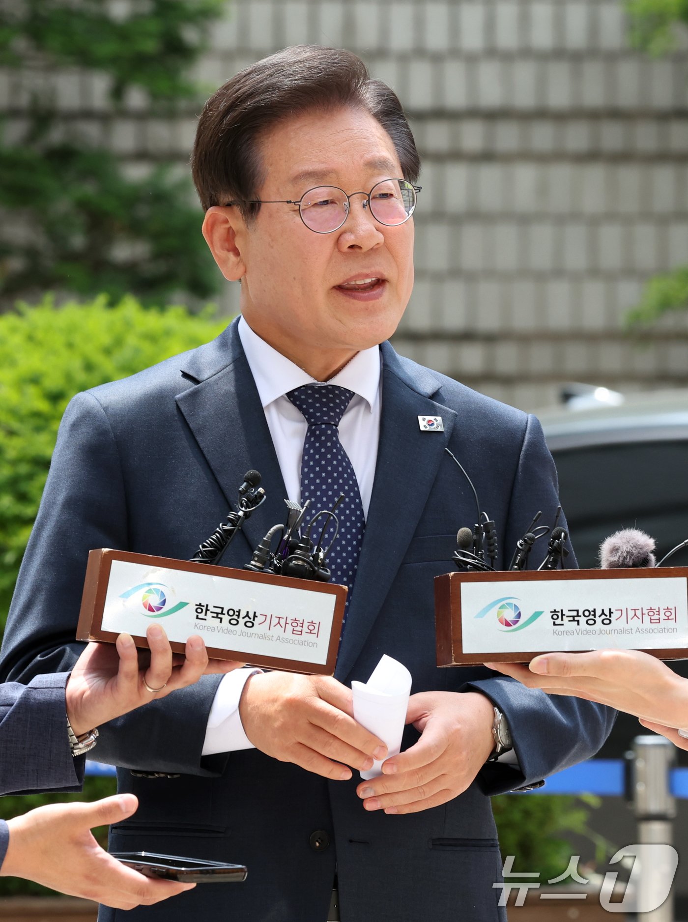 본문 이미지 - 이재명 더불어민주당 대표가 14일 오후 서울 서초구 서울중앙지방법원에서 열린 공직선거법 위반 공판에 출석하며 입장발표를 하고 있다. 2024.6.14/뉴스1 ⓒ News1 김명섭 기자