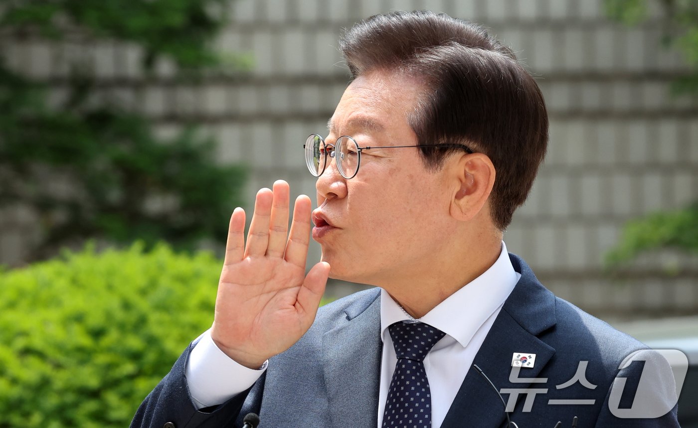 본문 이미지 - 이재명 더불어민주당 대표가 14일 오후 서울 서초구 서울중앙지방법원에서 열린 공직선거법 위반 공판에 출석, 입장발표 전 시민들을 향해 조용히 해줄것을 요청하고 있다. 2024.6.14/뉴스1 ⓒ News1 김명섭 기자