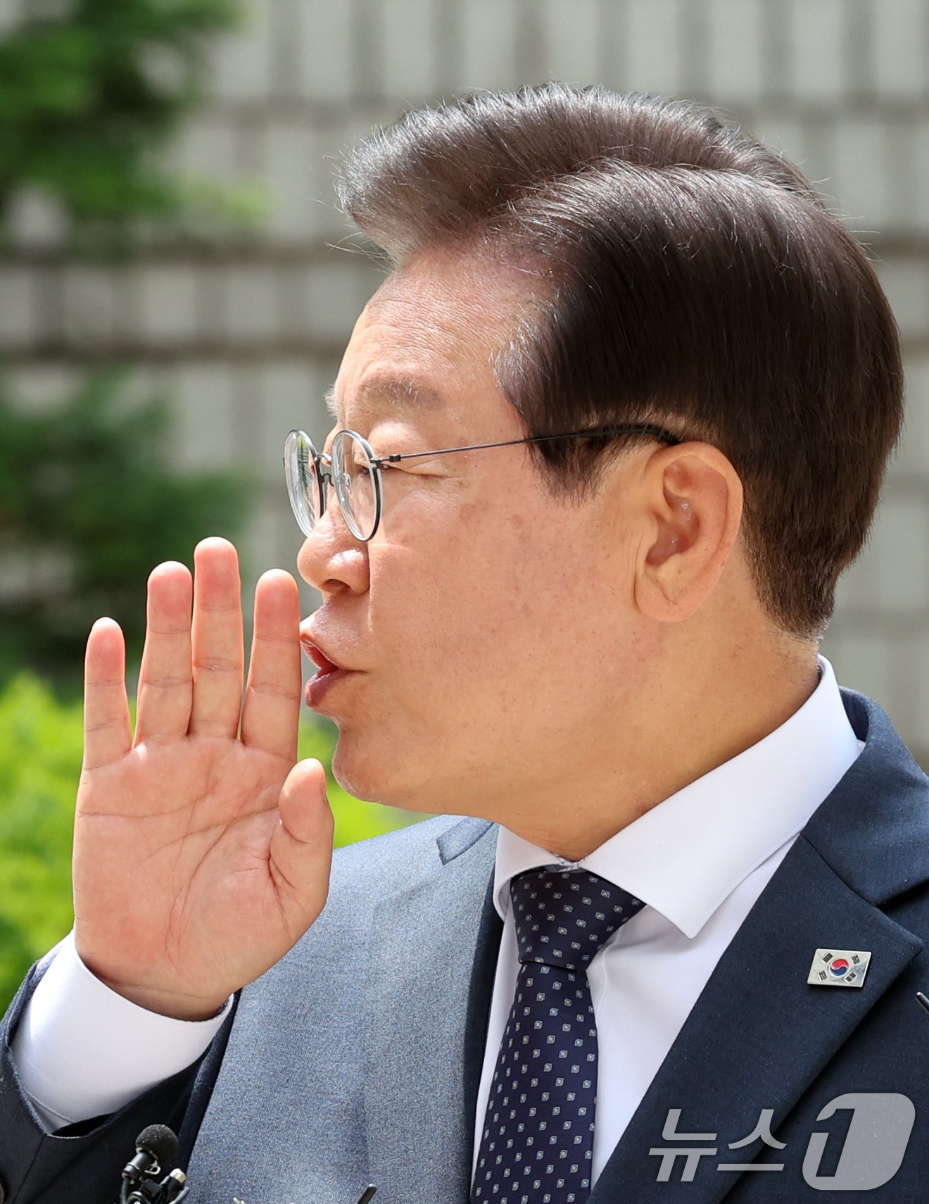 본문 이미지 - 이재명 더불어민주당 대표가 14일 오후 서울 서초구 서울중앙지방법원에서 열린 공직선거법 위반 공판에 출석, 입장발표 전 시민들을 향해 조용히 해줄것을 요청하고 있다. 2024.6.14/뉴스1 ⓒ News1 김명섭 기자