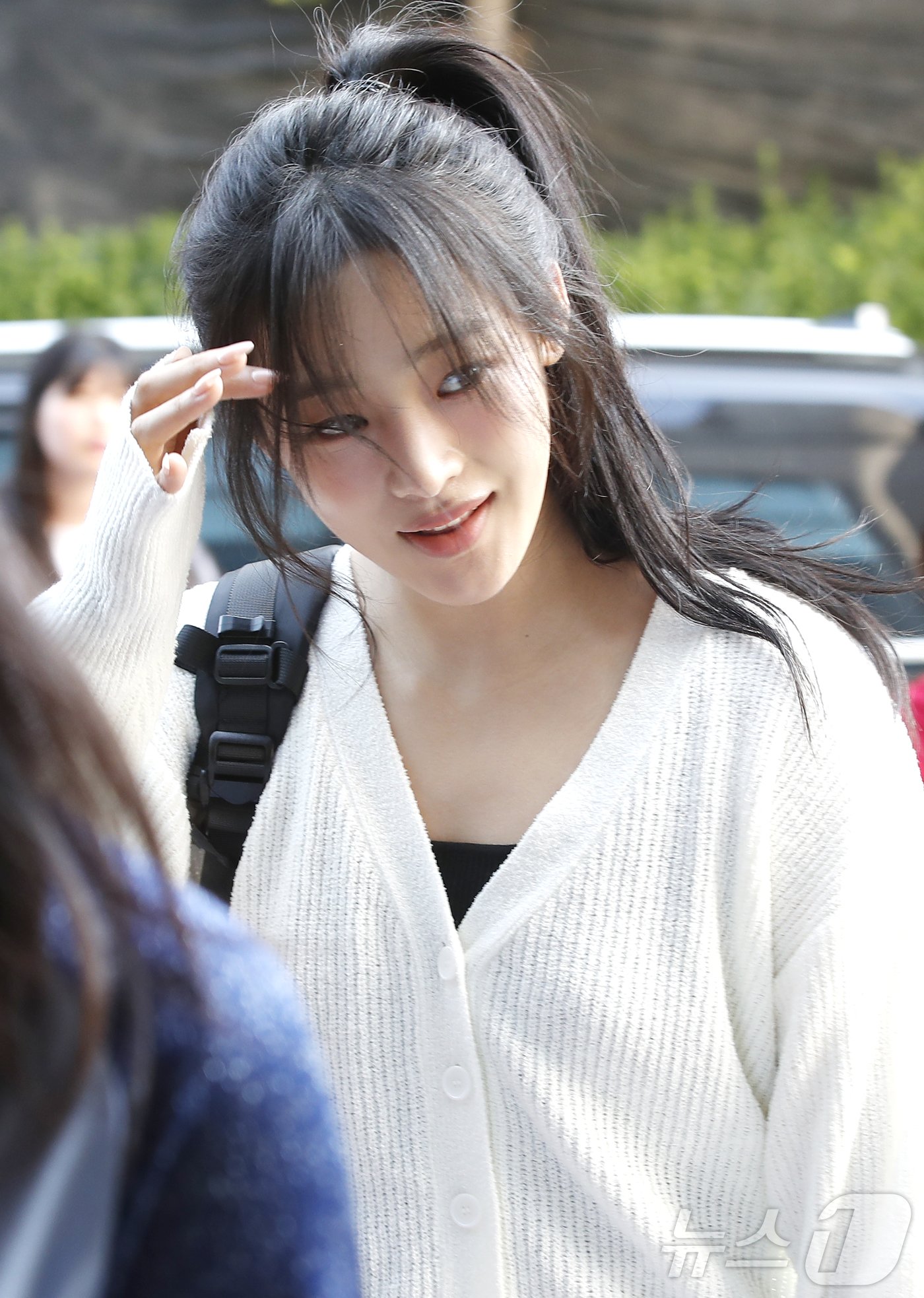 본문 이미지 - 뉴진스의 민지가 음악방송 '뮤직뱅크'(뮤뱅)를 위해 14일 오전 서울 영등포구 KBS 신관 공개홀에 도착해 이동하고 있다. 2024.6.14/뉴스1 ⓒ News1 권현진 기자