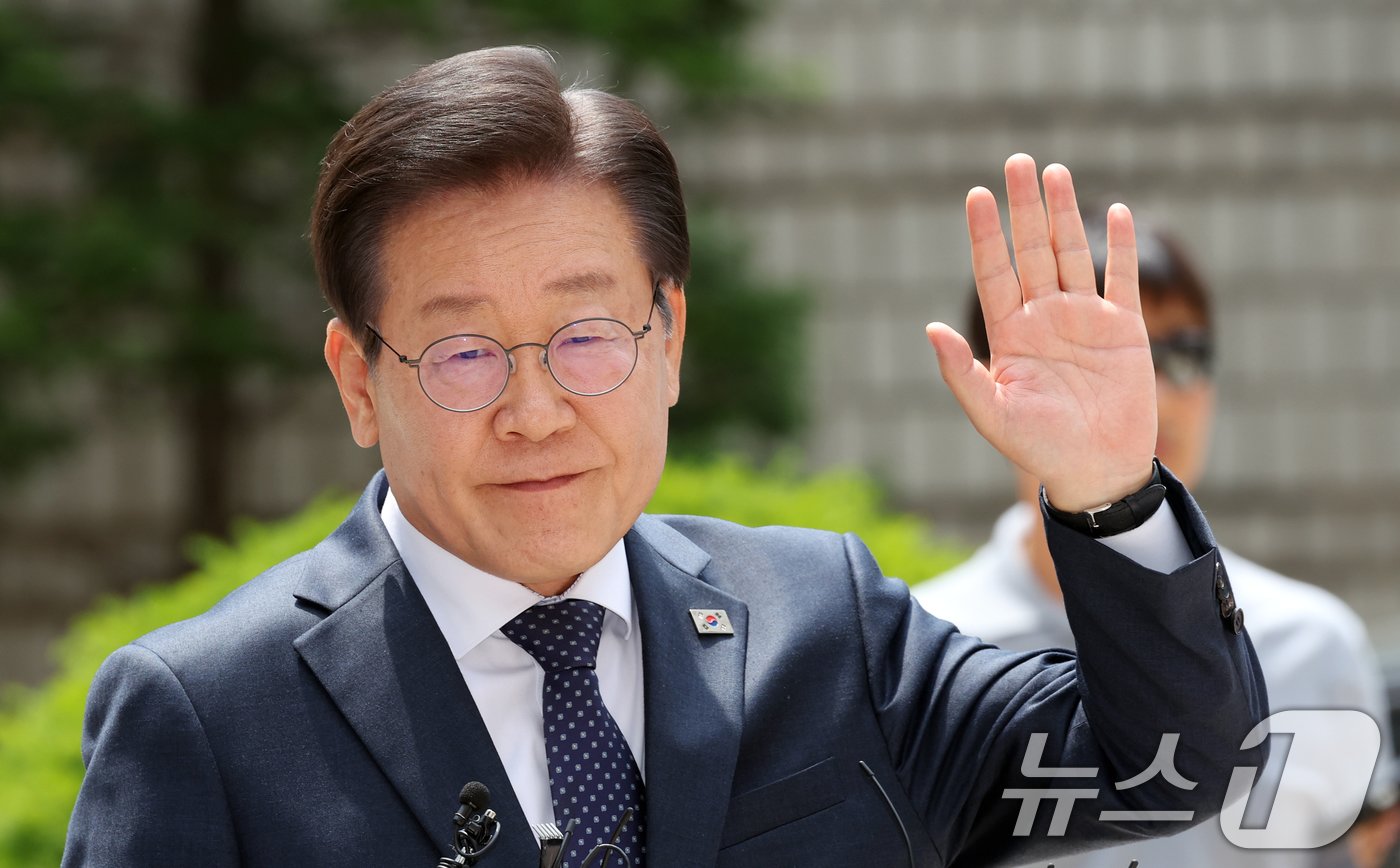 본문 이미지 - 이재명 더불어민주당 대표가 14일 오후 서울 서초구 서울중앙지방법원에서 열린 공직선거법 위반 공판에 출석하며 입장발표를 하고 있다. 2024.6.14/뉴스1 ⓒ News1 김명섭 기자