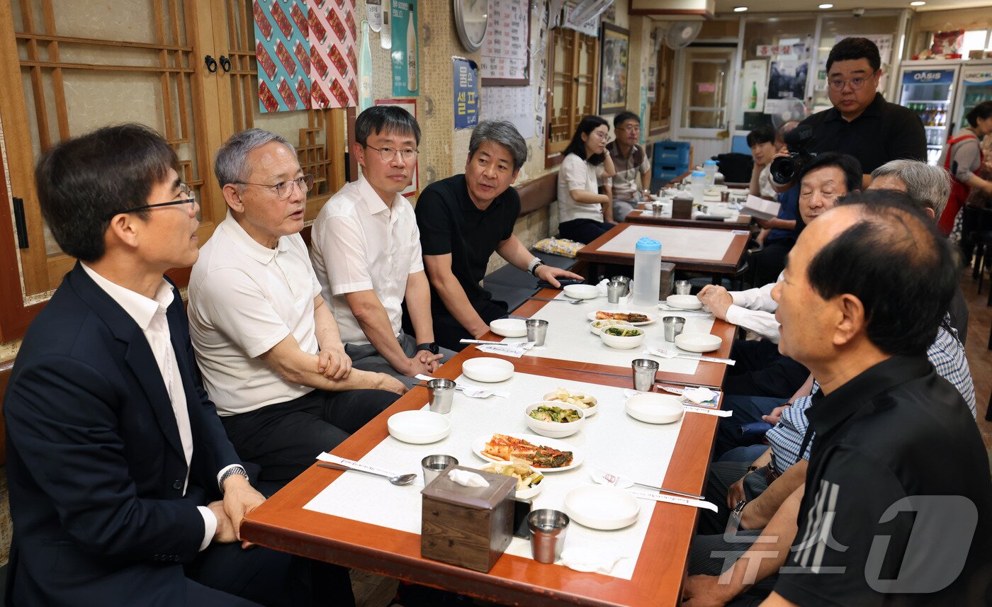 본문 이미지 - 유인촌 문화체육관광부 장관이 광장시장의 한 빈대떡집에서 현장 점검 참석자들과 이야기를 나누고 있다.(문화체육관광부 제공)