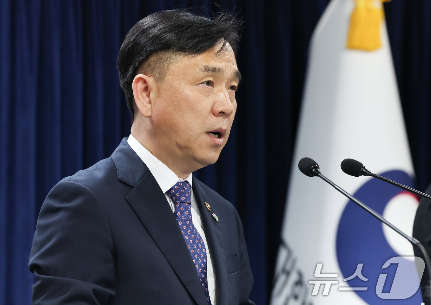 본문 이미지 - 강도현 과학기술정보통신부 제2차관이 14일 서울 종로구 정부서울청사에서 스테이지엑스 주파수 할당 관련 발표을 하고 있다. 2024.6.14/뉴스1 ⓒ News1 허경 기자