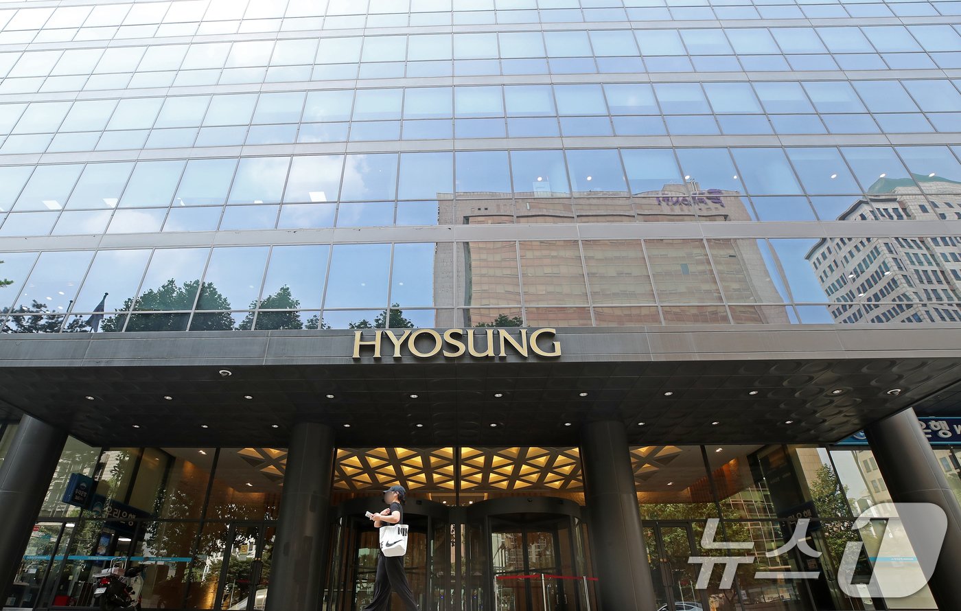 본문 이미지 - 효성그룹이 조현준 회장과 조현상 부회장을 각각 수장으로 하는 독립경영에 돌입한다. ㈜효성은 14일 임시 주주총회를 열고 효성첨단소재를 중심으로 6개사에 대한 출자 부문을 인적분할하고 신규 지주회사 'HS효성'을 설립한다는 내용의 '분할계획서 승인의 건'을 의결했다고 밝혔다. 사진은 이날 주주총회가 열린 서울 마포구 공덕동 효성그룹 본사 모습. 2024.6.14/뉴스1 ⓒ News1 오대일 기자