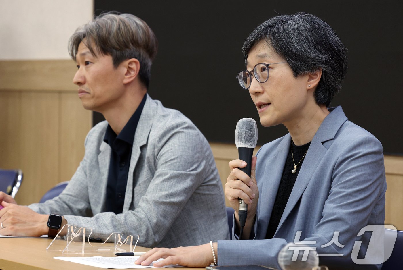 서울의대·서울대학교병원 교수협의회 비상대책위원회 강희경 위원장&#40;오른쪽&#41;이 14일 오후 서울 종로구 연건동 서울의대 융합관 양윤선홀에서 가진 기자회견에서 중증·희귀질환 환자 진료 방침 등에 대해 설명하고 있다. 2024.6.14/뉴스1 ⓒ News1 박정호 기자