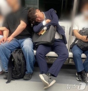본문 이미지 - 이준석 개혁신당 의원이 지하철 자리에 앉아 잠든 모습이 담긴 사진이 지난 13일 온라인에 게시됐다. 이 의원은 국민의힘 대표 시절부터 대중교통을 이용해 출퇴근했다.(온라인 커뮤니티)2024.6.14/뉴스1