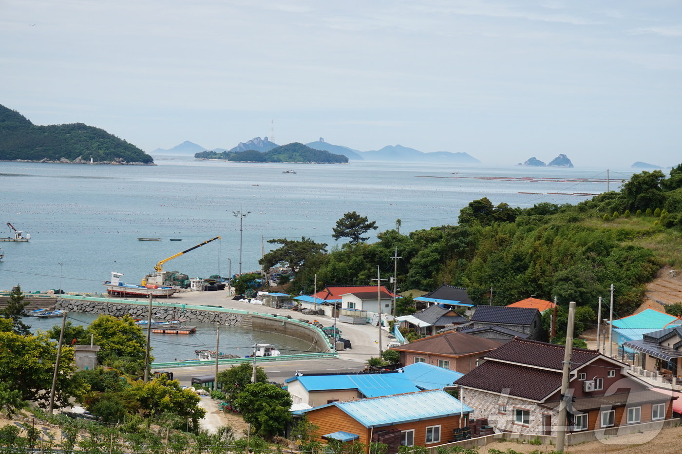 본문 이미지 - 청용어촌체험마을.멀리 손가락·발가락 섬이 보인다. 2024.6.13./뉴스1 ⓒ News1 조영석 기자