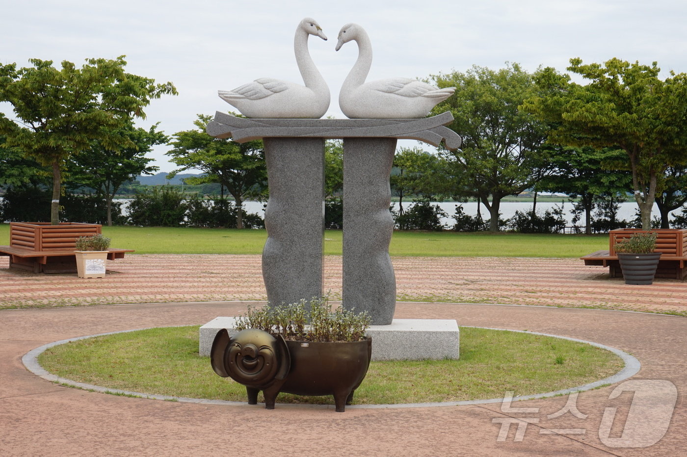 본문 이미지 - 백조호수공원 조형물. 2024.6.13./뉴스1 ⓒ News1 조영석 기자  