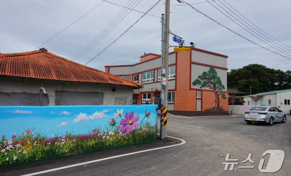 죽전마을 풍경. 코스모스 벽화가 그려진 담벽 건너편 건물이 죽전마을 회관이다.  2024.6.13./뉴스1 ⓒ News1 조영석 기자