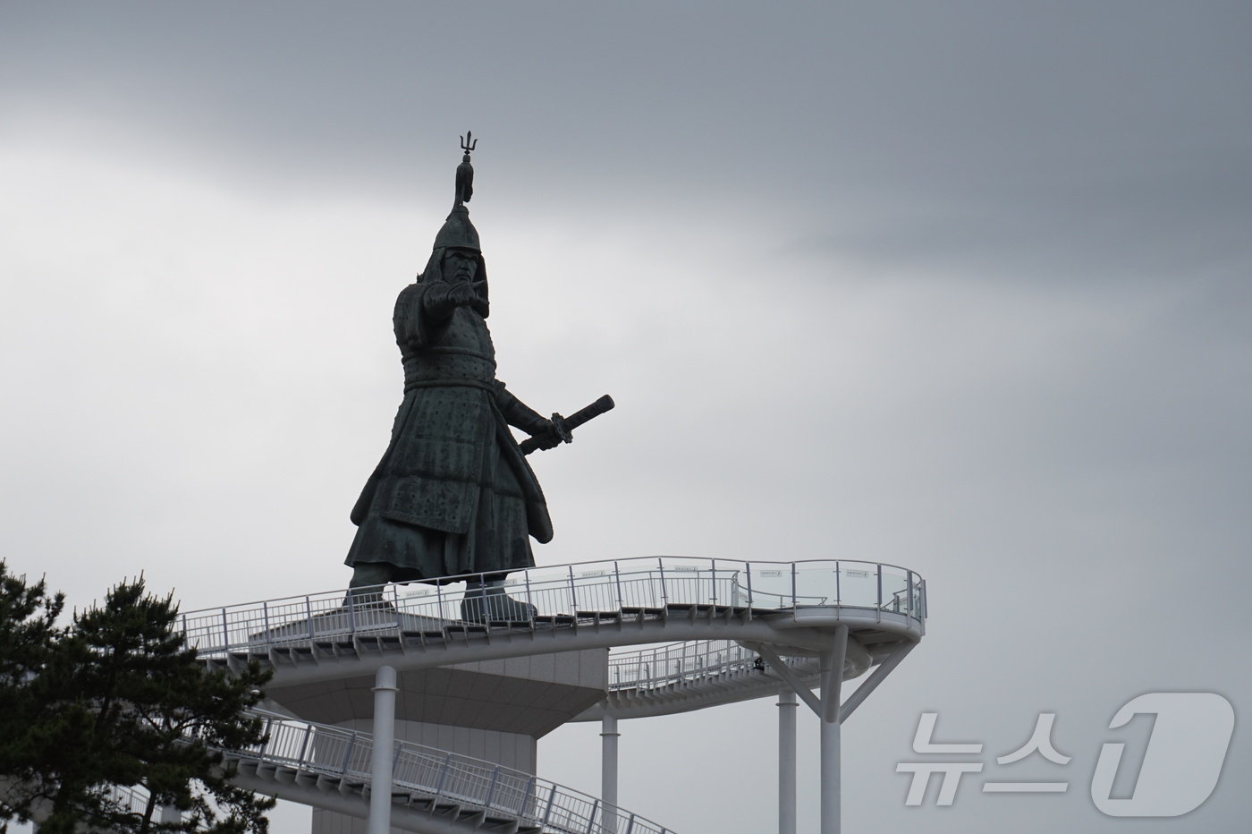 본문 이미지 - '이충무공 승전공원'의 이순신 장군 동상.  2024.6.13./뉴스1 ⓒ News1 조영석 기자