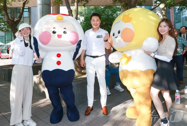 본문 이미지 -  오언석 도봉구청장과 함께 구 대표 캐릭터 '은봉이'와 '학봉이' (도봉구 제공)