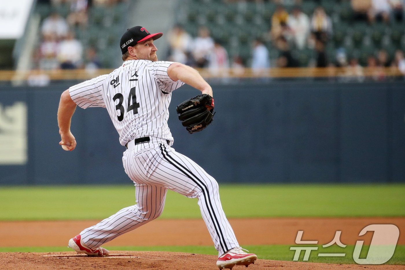 본문 이미지 - 14일 오후 서울 송파구 잠실야구장에서 열린 프로야구 '2024 신한 SOL 뱅크 KBO리그' LG트윈스와 롯데자이언츠의 경기에서 LG 선발투수 엔스가 역투하고 있다. 2024.6.14/뉴스1 ⓒ News1 이승배 기자