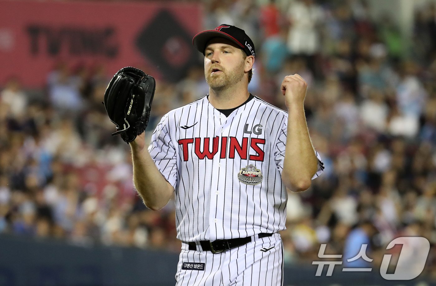 본문 이미지 - LG트윈스가 26일 서울 잠실구장에서 열린 2024 신한SOL뱅크 KBO리그 삼성과의 경기에서 2-1로 승리했다뉴스1 ⓒ News1 이승배 기자
