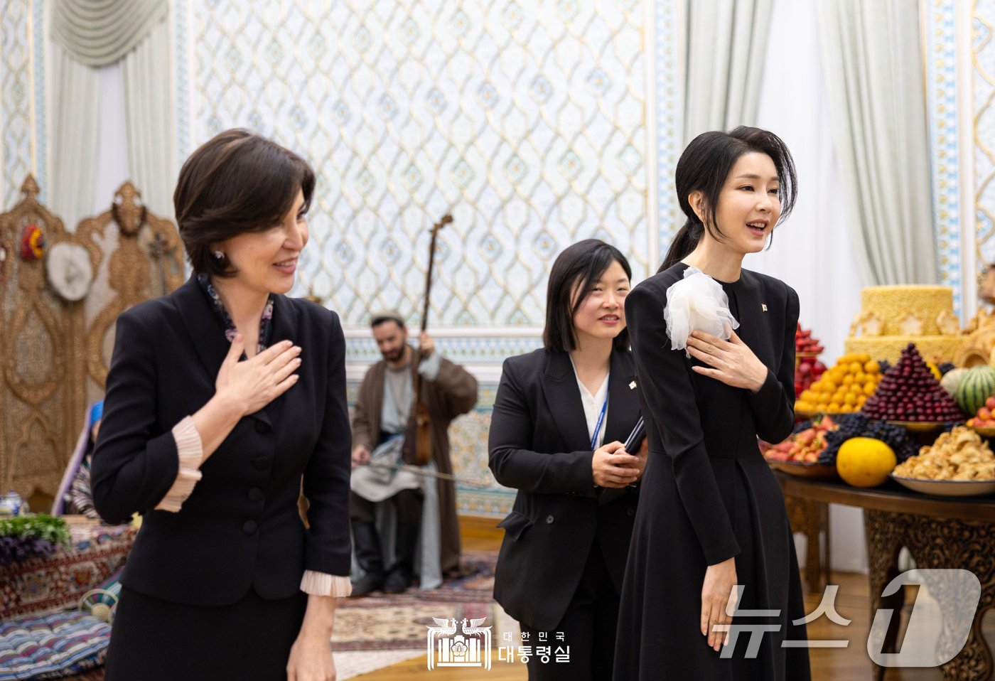 본문 이미지 - 김건희 여사가 14일 오전(현지시간) 우즈베키스탄 타슈켄트 대통령궁 대통령궁 '히바'동(문화행사장)에서 샤브카트 미르지요예프 우즈베키스탄 대통령의 배우자인 지로아트 미르지요예바 여사와 공연 관람 뒤 감사 인사를 하고 있다. (대통령실 홈페이지) 2024.6.15/뉴스1 ⓒ News1 송원영 기자