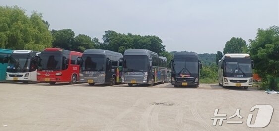 본문 이미지 - 고양시 행주산성 진입로 인근 농지가 자갈이 깔린 채 대형버스 주차장으로 사용되고 있다. (행주산성지역발전위원회 제공)